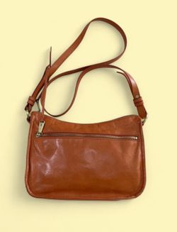 Hobo brown leather crossbody bag with gold hardware #hobo #crossbody