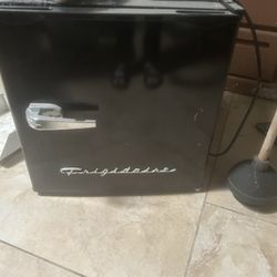 Mini fridge 