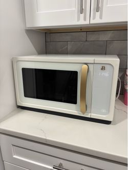 Beautiful 1.1 Cu ft 1000 Watt Sensor Microwave Oven