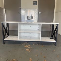 Stand tv con estación de carga