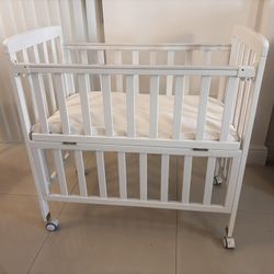 Portable Mini Crib / Bassinet with Wheels + Breathable Mattress – White