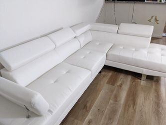 New Sectional Couch with Chaise! Free Delivery 🚚!
