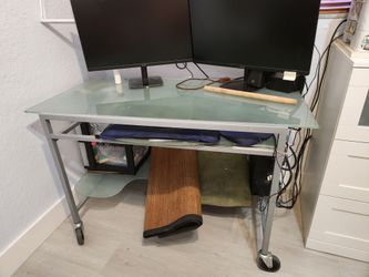 GLASS DESKTOP WITH WHEELS