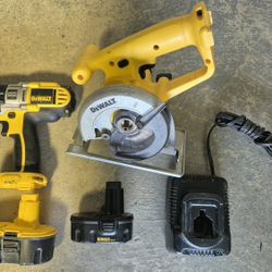 Used selling as combo.
Dewalt DW930, 12v Cordless 5 3/8 trim saw with 1 battery 14.4V,  no center bolt to hold blade.
Dewalt DCD 940  XRP 1/2" Cordles