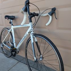 700x25c. TREK UNISEX ROAD RACING BIKE. (19.5'). Aluminum & Carbon Fiber. Freshly Túne Up 👌🏼