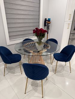 Circle dining table