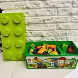LEGO DUPLO Classic Brick Box 10913 with full pf bricks and characters