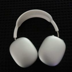 AIRPOD MAXES (LIGHTNING CHARGER)