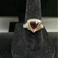 14k Two tone ring W garnet stone w/ diamonds!