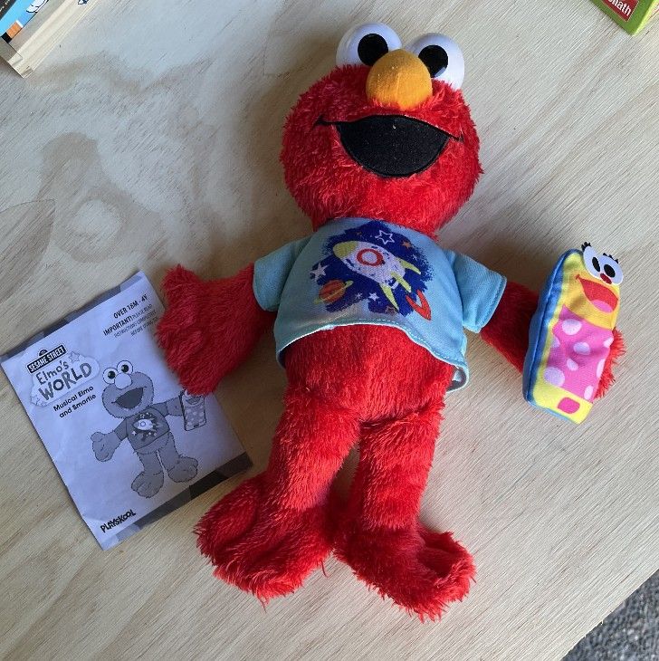 Sesame Street Elmo's World Musical Elmo