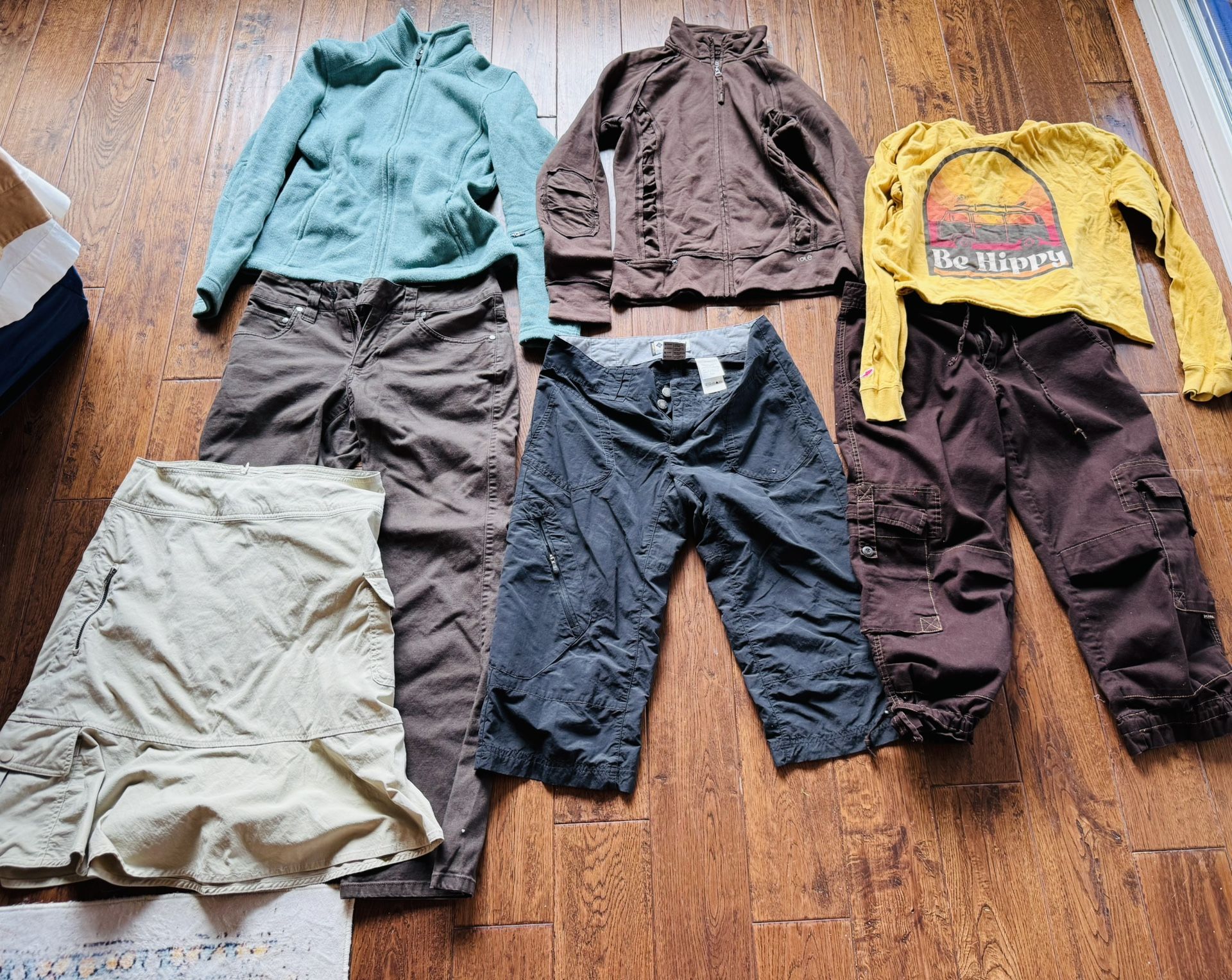 Women’s Outdoor -Box of Clothes - Sizes 2-4 (7 Pieces +2 Bonus Shirts)