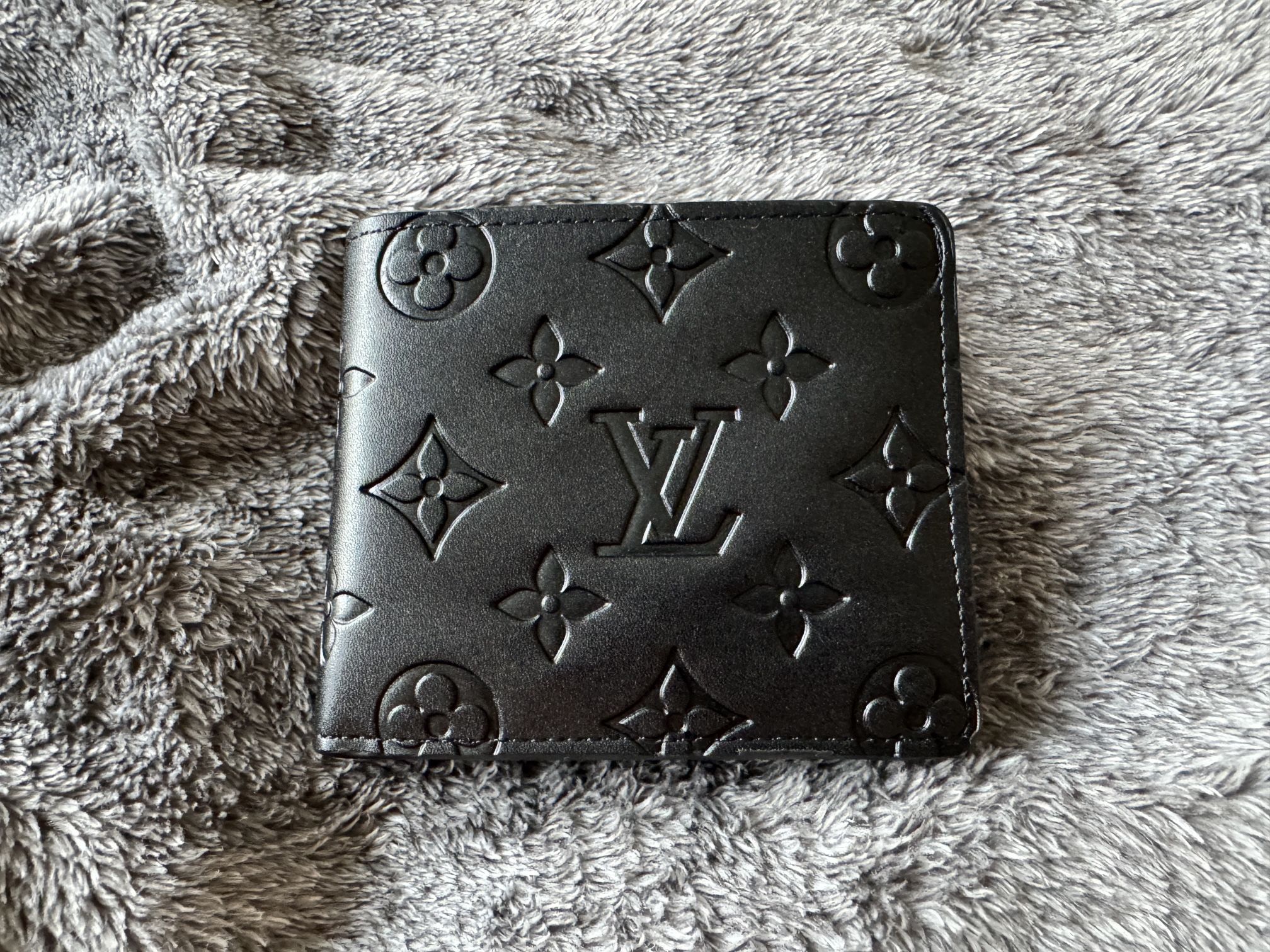 π€ Louis Vuitton Menβs Wallet β Embossed Monogram Leather β NEVER USED