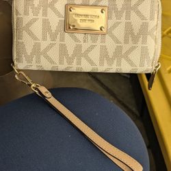 New Michael Kors Wallet With Wristband.