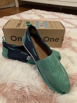 Brand new TOMS