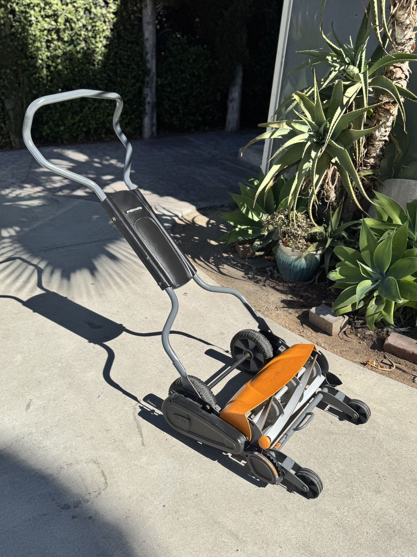 Fiskars StaySharp 18 in Manual Push Walk Lawn Grass Mower