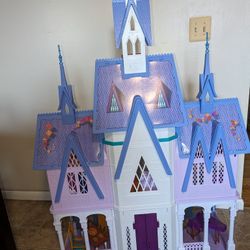 Frozen Castle with Dolls 