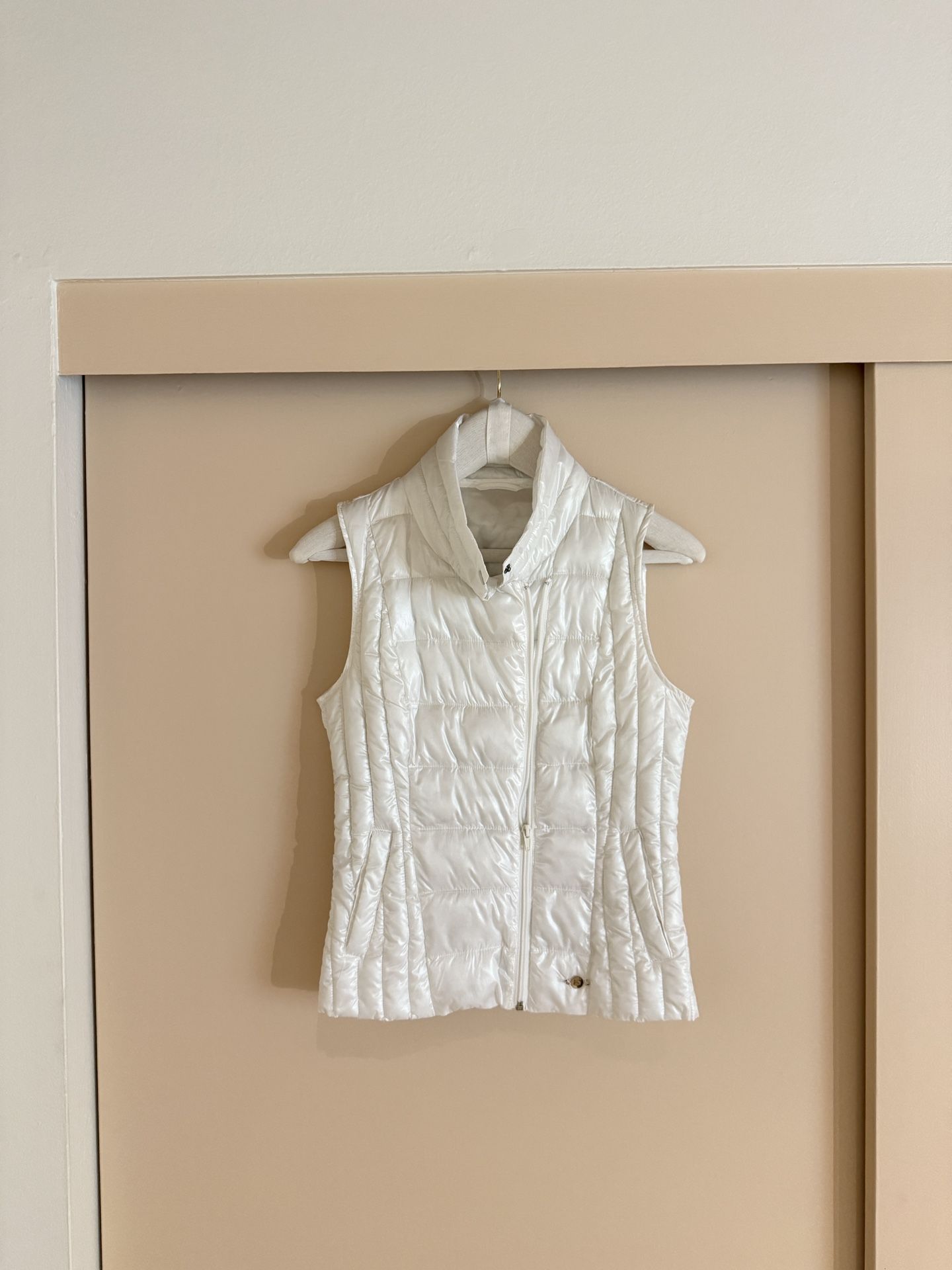 Bebe White Puffer Vest, Collared w/ Full Zipper, Small (Pacific Beach)