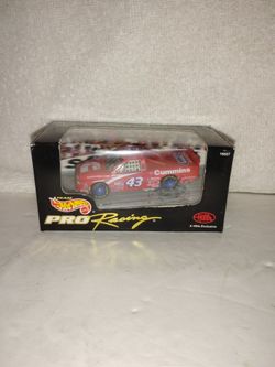 New Sealed Team Hot Wheels - Richard Petty Pro Racing 1/64 Dodge Truck