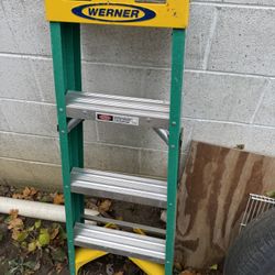 WERNER 4’ Fiberglass Ladder