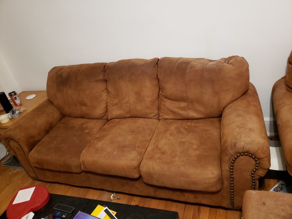 Free couch in hyde park. Must pick up Saturday