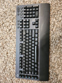Logitech G613 Wireless keyboard, barely used, excellent condition, purchased for $130