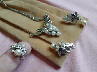Vintage Avon. Jewelry set.