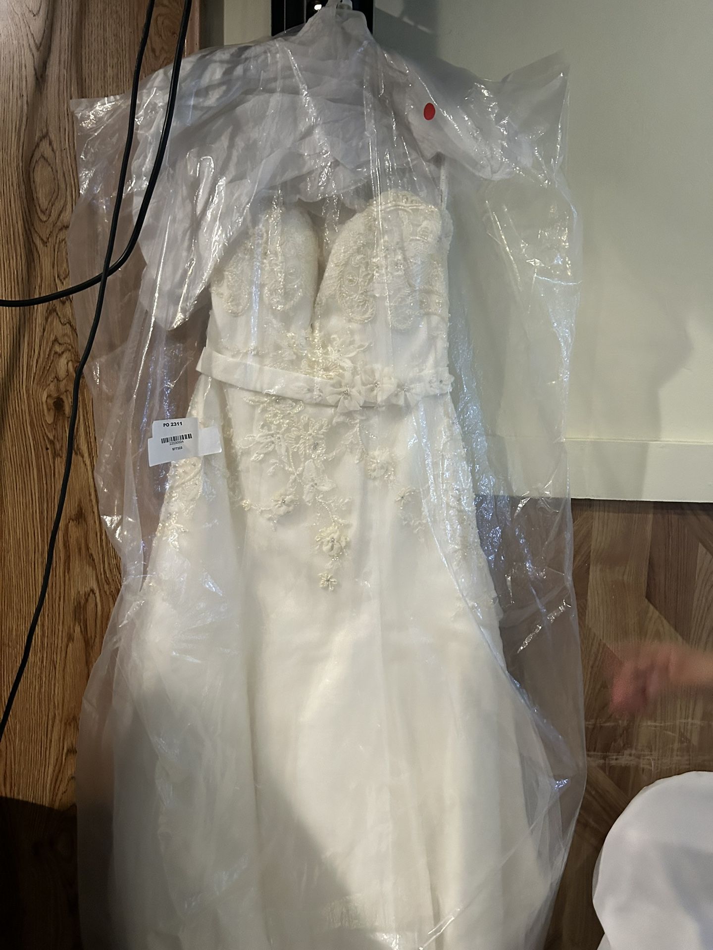 Brand NEW- Wedding Dress W/ Veil