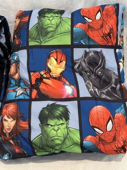 Marvel Twin Comforters & Wall Art Set (Avengers) – Like New