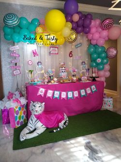 Backdrop balloons cakes