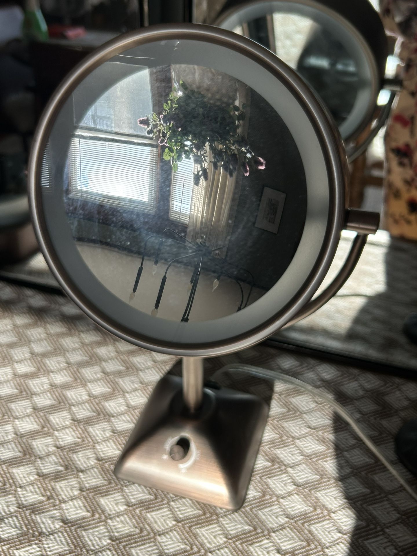 Like New Lighted Dual Sided Make Up Mirror