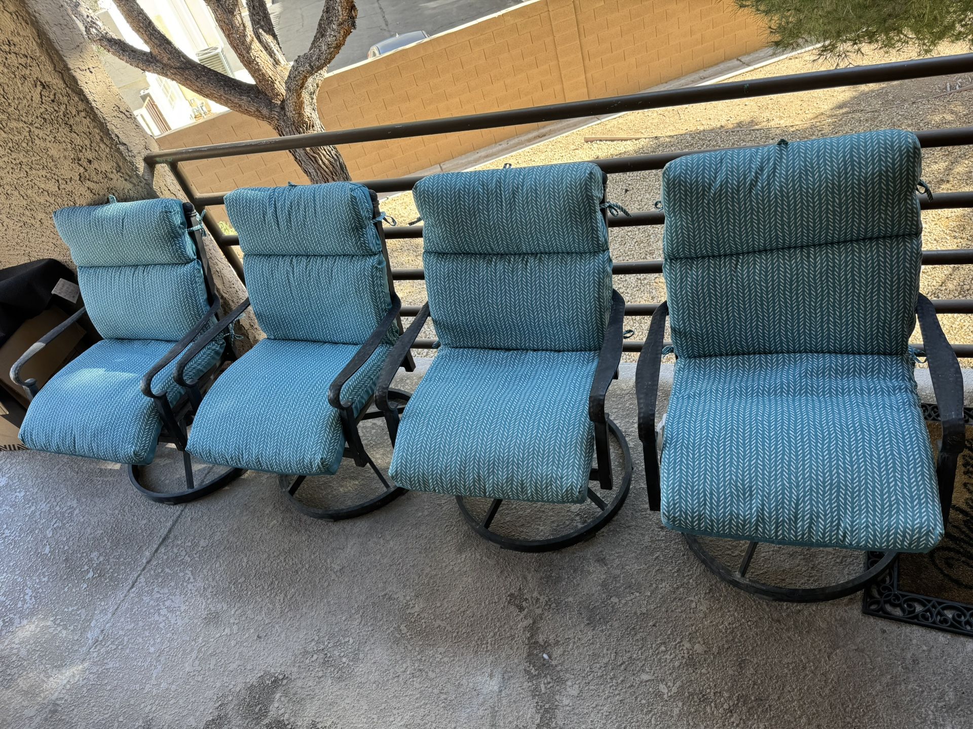 4 Outdoor All Weather Aluminum Frame Rust Proof Swivel Rocking Patio Dining Chairs With 4 Teal Color Reversible Side Cushions In Good Condition