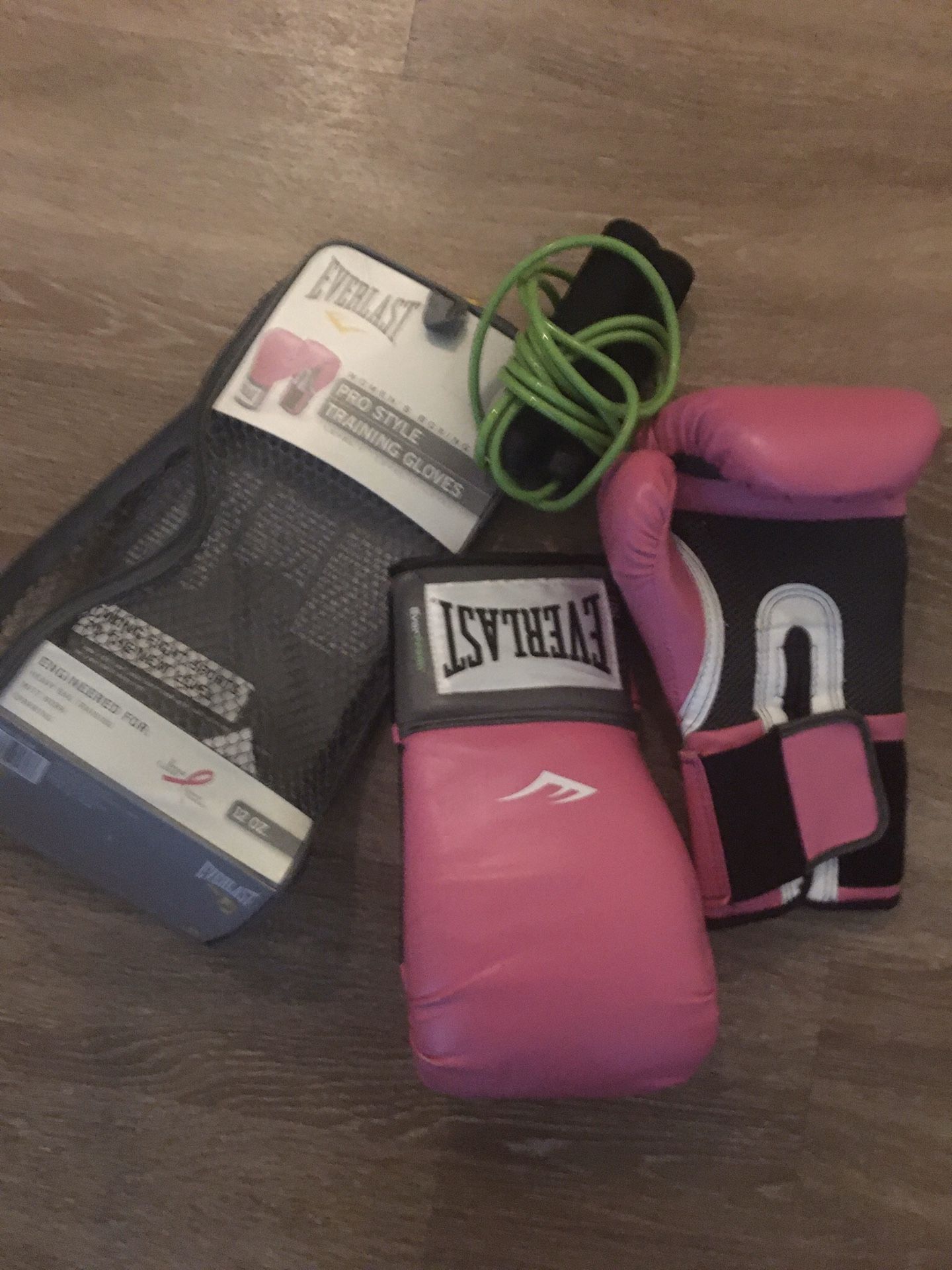 Women’s boxing gloves / jump rope
