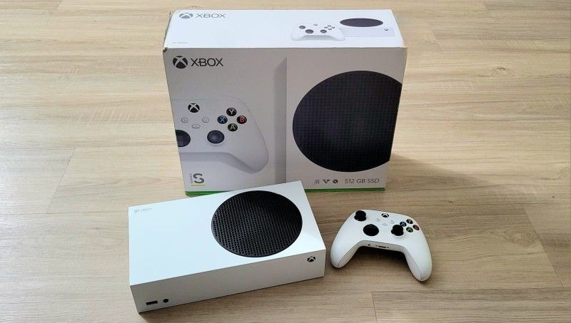 Xbox Series S W/ Controller