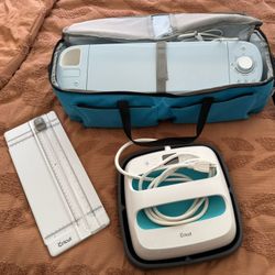 Bundle. Cricut Express Air 2, 9x9 Press And Cutting Board 