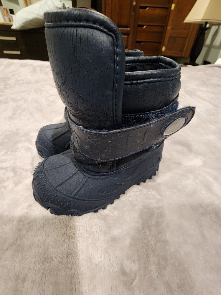 Stride Rite thermolite 8M toddler snowboot
Normal wear and tear. Great grip on the bottom