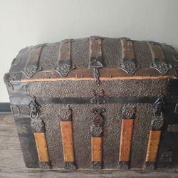 Antique Vintage Steamer Trunk Mesa 125$ Obo