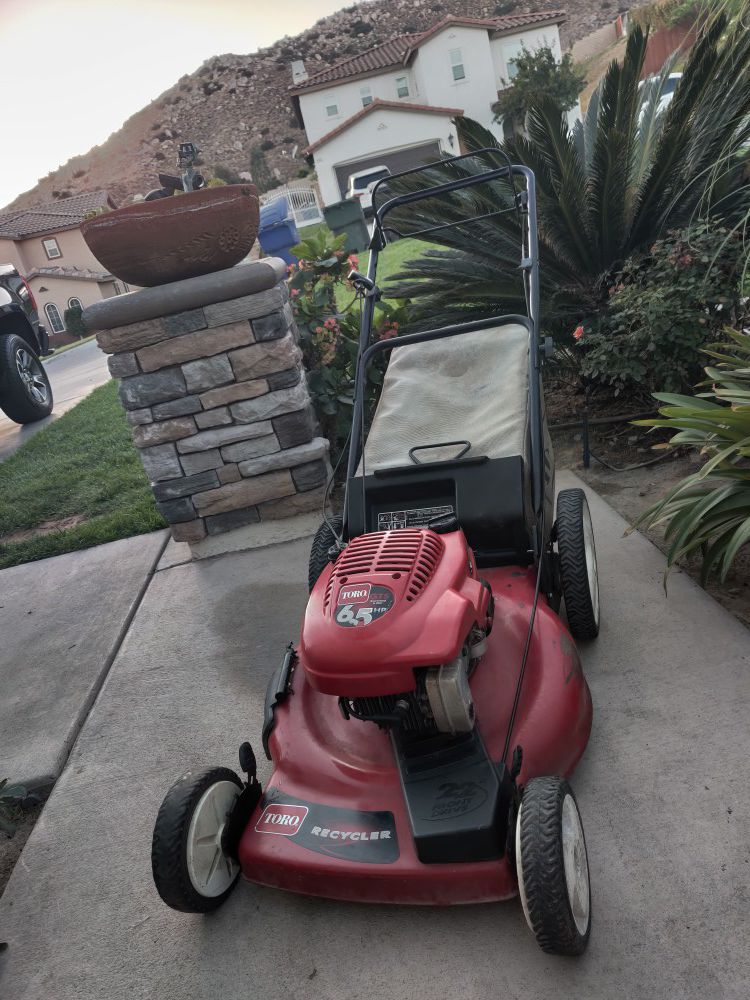 Toro self-propelled LAWNMOWER 6.5 HP in working conditions