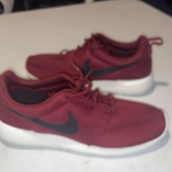 Nike Roshe One Size 8.5  Burgundy/white/black