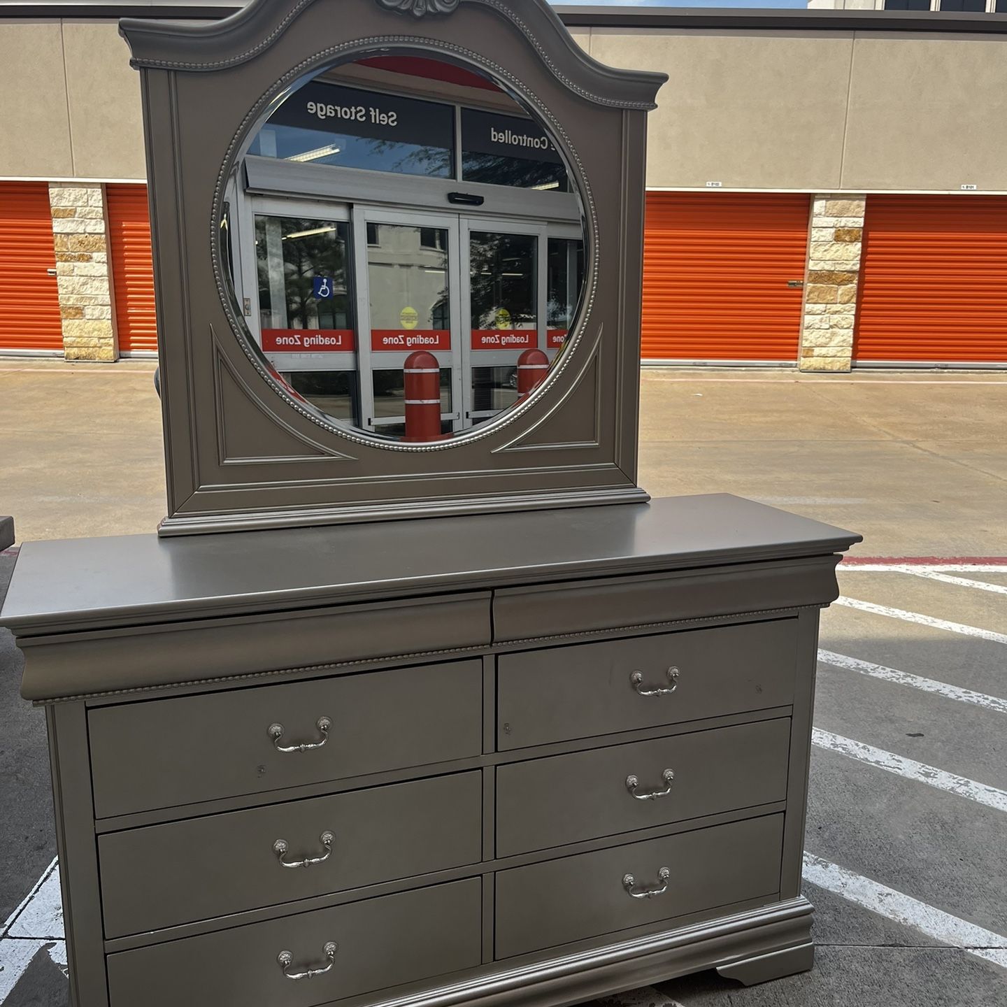 Dresser With Mirror