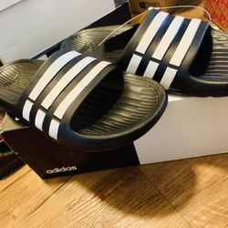 Adidas slipper