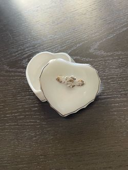 Delicate Japanese porcelain trinket heart box with gold trim