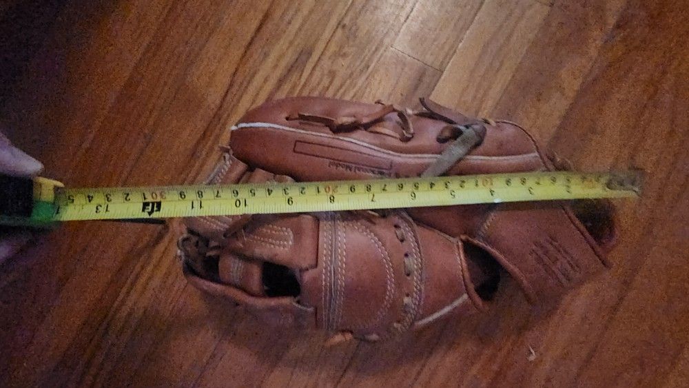 SOFTBALL GLOVE WITH EXTRA