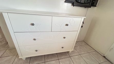 Ikea !White Decorative Dresser – Great Condition.