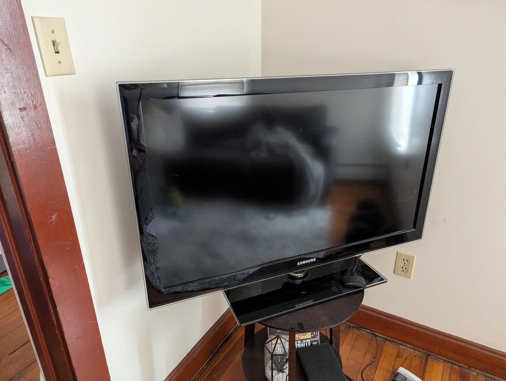 Samsung 40" Mounted On A Swivel Stand