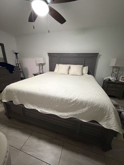 King size Bedroom set (READ description)