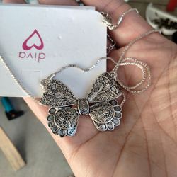 BuTTeRfLy pEnDaNt ChAiN NeCkLaCe