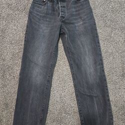 Authentic Levi’s Premium 501® Original women’s jeans in a classic black wash.
These are the iconic 90s straight-leg 501 fit with a high rise and struc