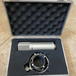 MxI 992 Mogami Large-diaphragm Condenser Microphone With Case. 