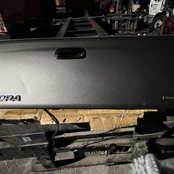 Toyota tundra v8 tailgate