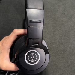 Audio-Technica ATH-M40x professional studio monitor headphones